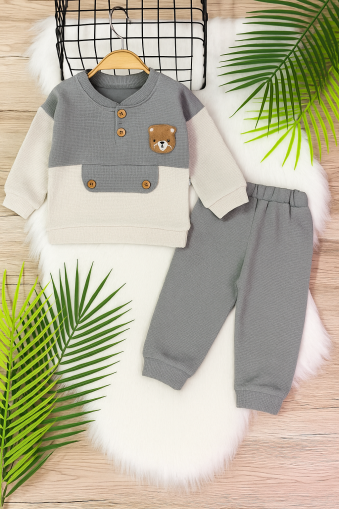 Set Pentru Bebeluși Karacon 6-9-12-18 Luni Cu Emblemă Si Buton  A31