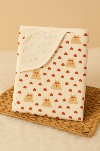 Pătură din bumbac pieptănat cu un singur strat, 85x75 cm, cu model de inimă și ursuleț de pluș A10