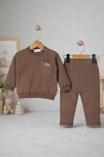 Costum cu stemă MAMMY DADDY din material tip WAFFLE, BY MURAT, 6/24 LUNI A26