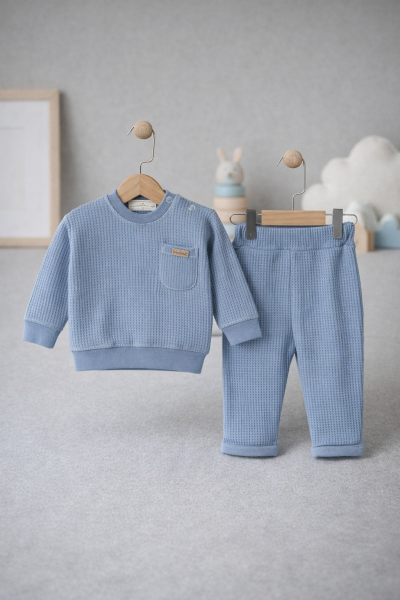 Costum cu stemă MAMMY DADDY din material tip WAFFLE, BY MURAT, 6/24 LUNI A26